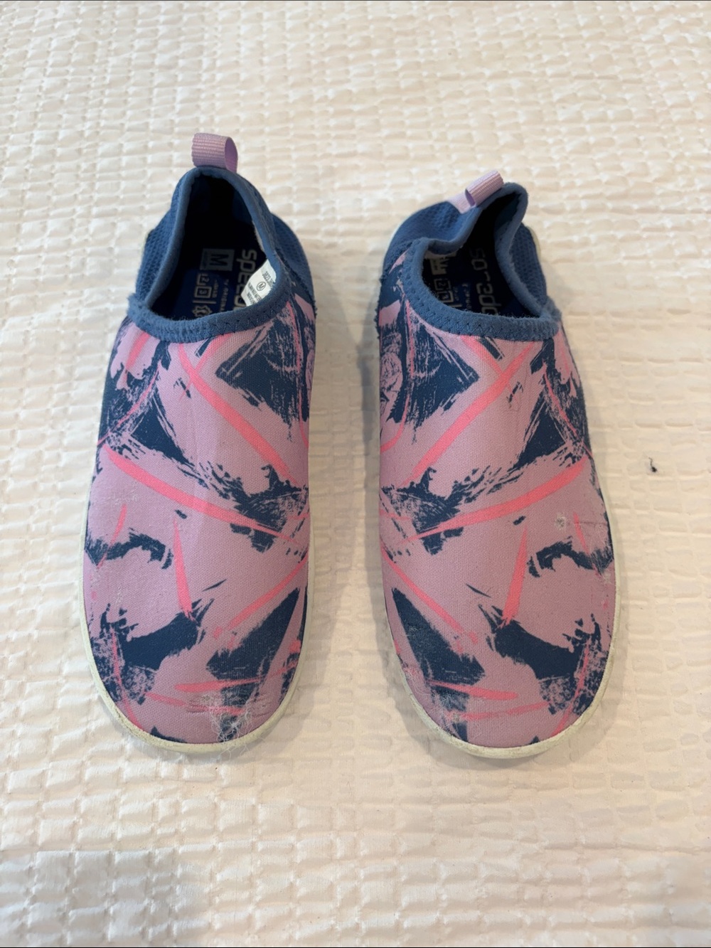 Speedo Kids Water Shoes in Pink & Navy Abstract Print
Size 3